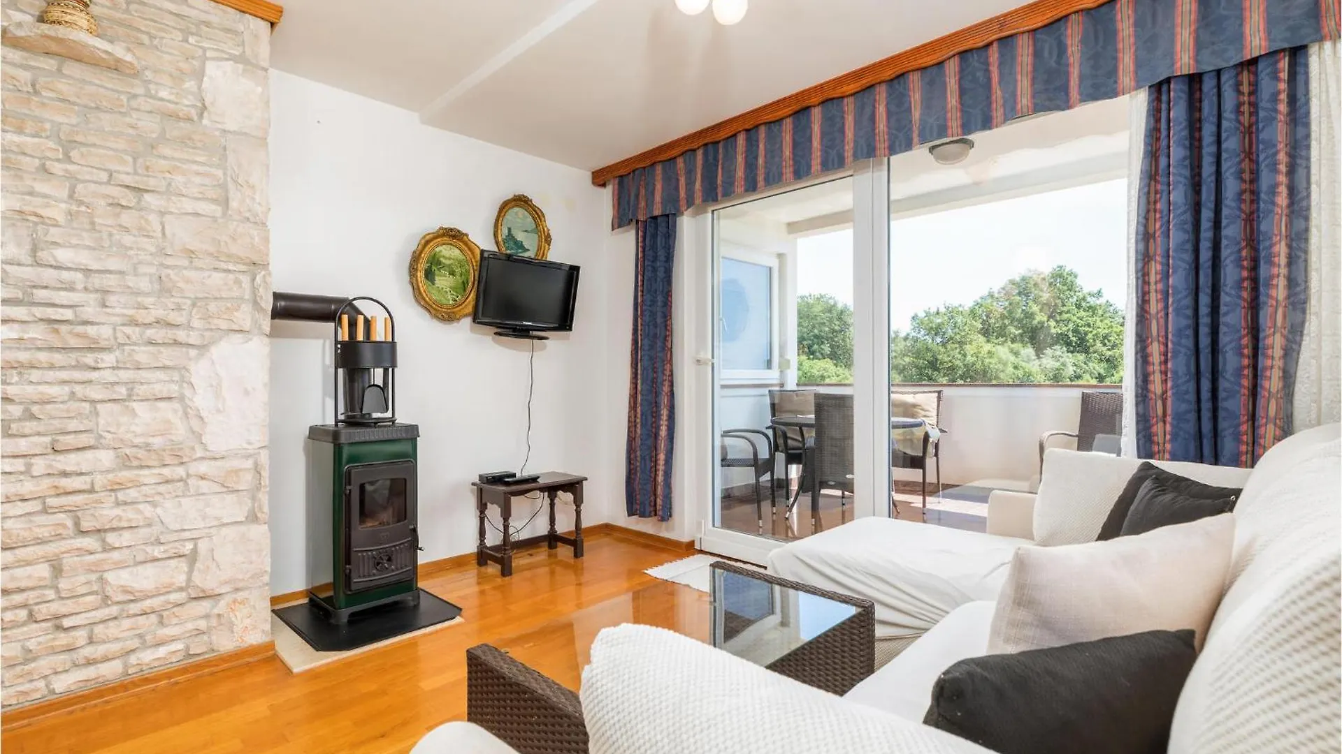 2 Bedroom Lovely Apartment In Medulin